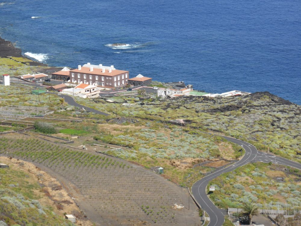 Vista_del_Pozo_de_la_Salud_bajando_desde_Sabinosa_El_Hierro_Canarias_Espana-1000x750 - El divino pueblito escondido de Canarias con vistas alucinantes, senderos para recorrer y exquisitos vinos