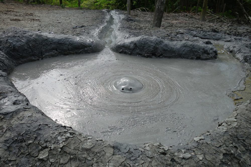 Volcan_de_Lodo_Necocli_wikimedia_commons_Saraedum-1000x667 - El divino pueblito colombiano con playas soñadas, bosques tropicales frondosos y un curioso volcán de lodo a 3 horas de Montería