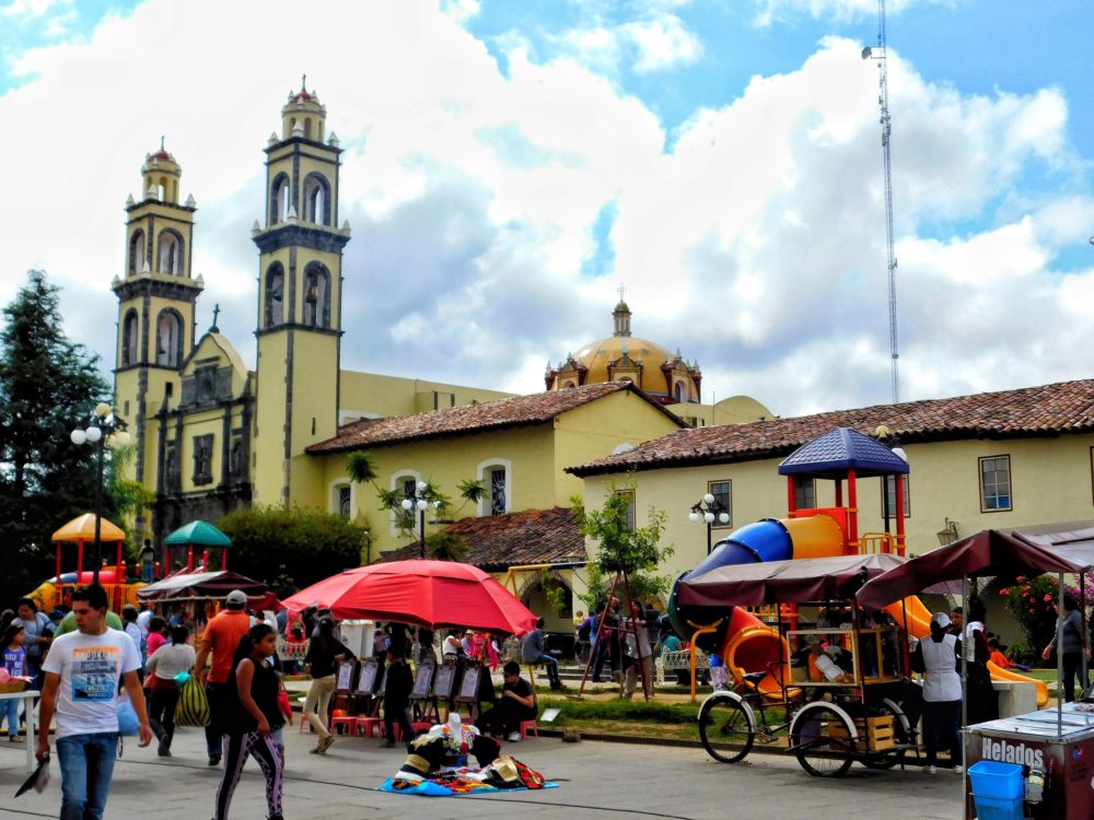 Zacatlan_tinaguis_wikimedia_commons_Cessvilla-1000x750 - Este Pueblo Mágico en Puebla tiene las más hermosas artesanías de bisutería y bonitos tianguis para comprar