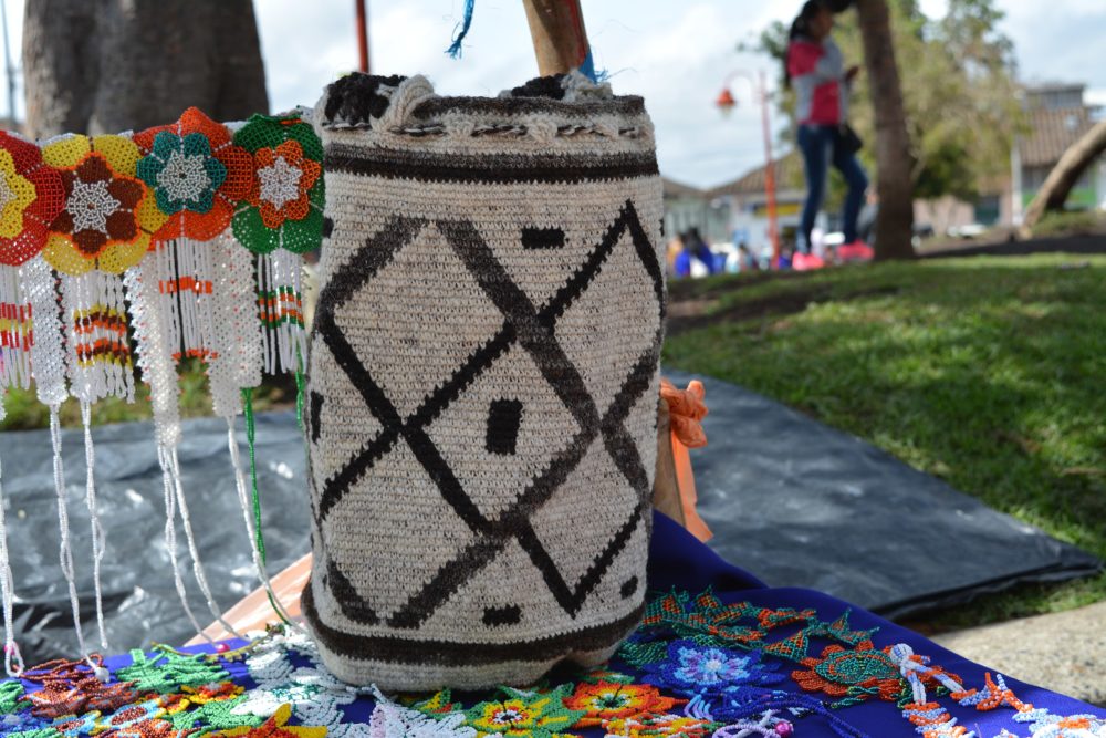 artesania_Misak_wikimedia_commons_Julian-David-Munoz-Ortega-1000x667 - Es la "Suiza de América", está en Colombia y es un pueblito con hermosos lagos entre las montañas y preciosas artesanías de los aborígenes misak