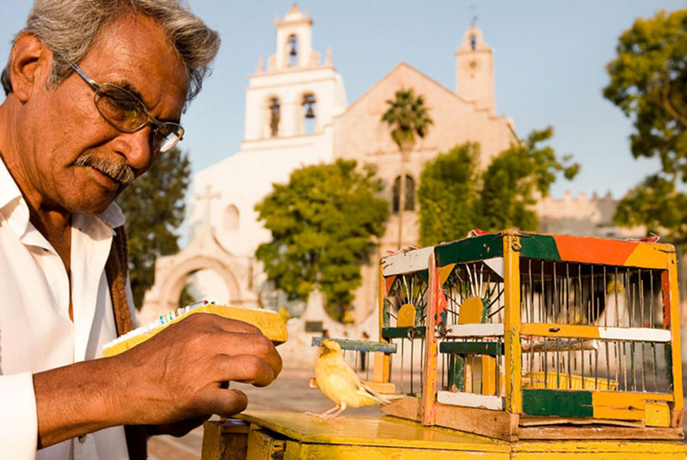 artesano-cuitzeo-1000x670 - El hermoso lago de este Pueblo Mágico a pocos minutos de Morelia con lindas artesanías para comprar