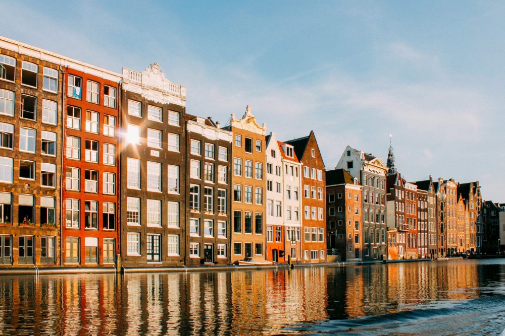 atardecer_en_Amsterdam-1000x667 - 20 destinos imprescindibles para viajar solo por todo el mundo