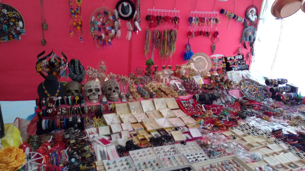 bisuteria_wikimedia_commons_Emmanuel-Hernandez-Lopez-1000x563 - Este Pueblo Mágico en Puebla tiene las más hermosas artesanías de bisutería y bonitos tianguis para comprar