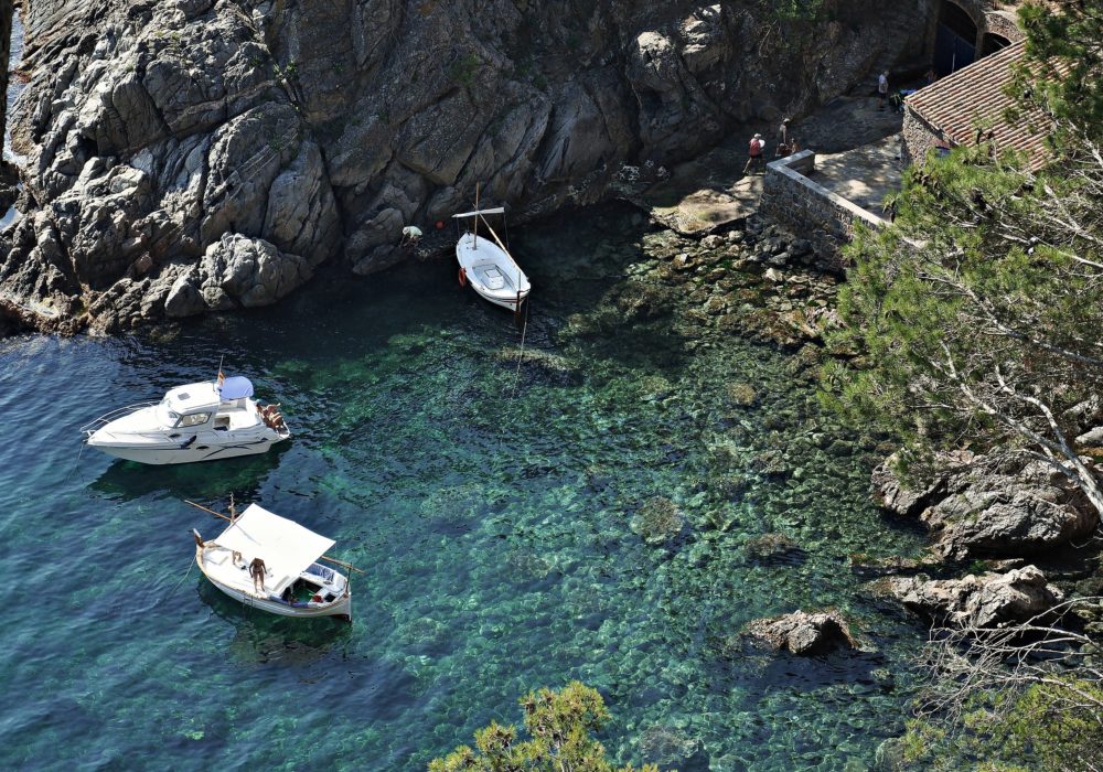 calella_de_palafurgell_wikimedia_commons_Alberto-g-rovi-1000x700 - 3 pueblos con playas muy bonitos de la Costa Brava para una escapada de fin de semana
