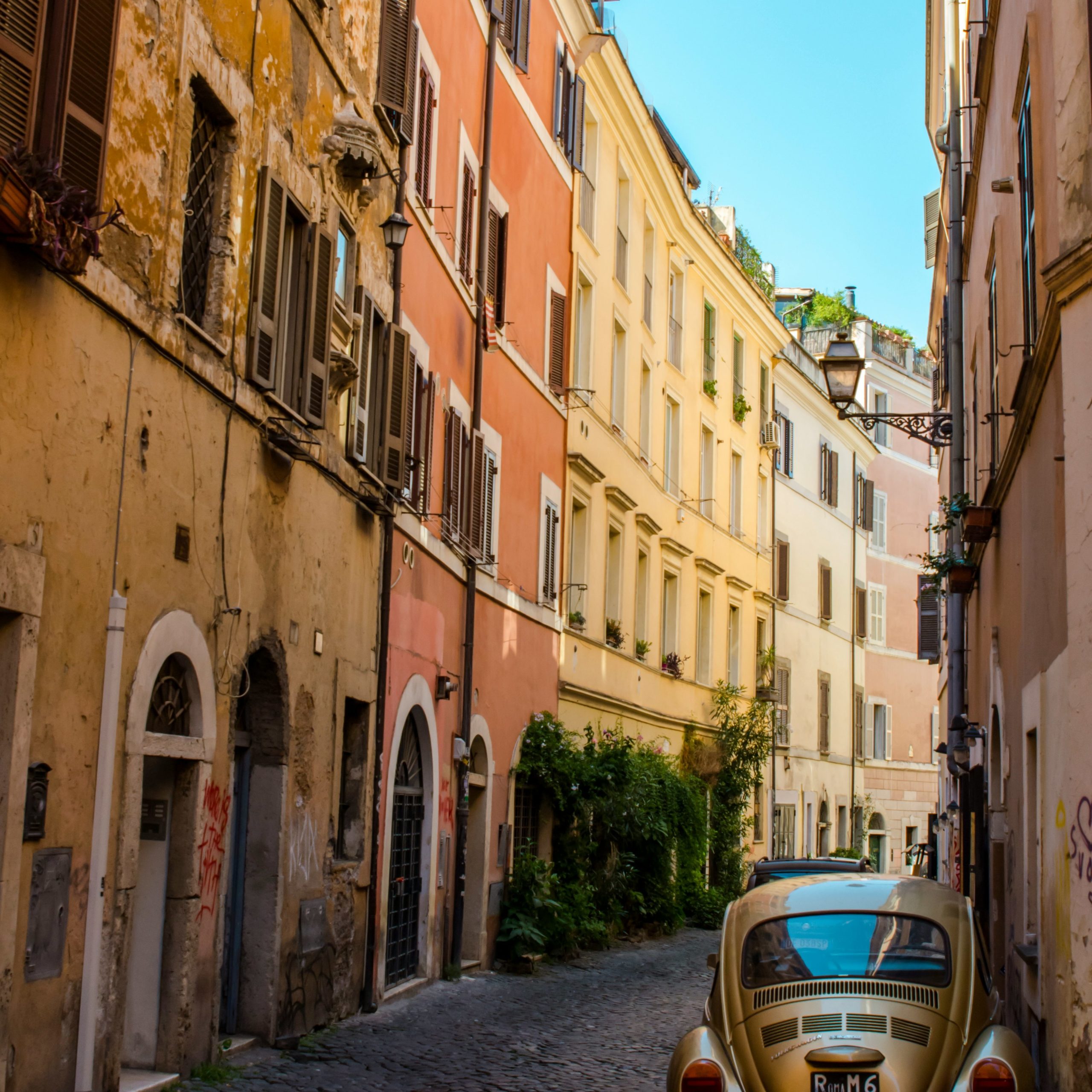 calle_en_Roma-edited-scaled - Roma alternativa: una farmacia antigua, un paseo artístico y otros secretos