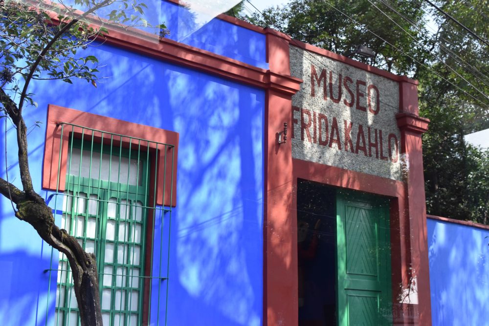 casa_azul_wikimedia_commons_Isabel-Pinzon-1000x667 - Cuáles son los museos de visita obligada en la CDMX además de La Casa Azul