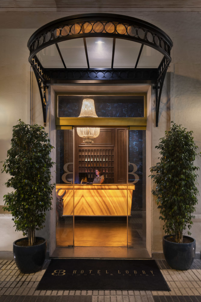 fachada-hotel-lobby-667x1000 - Hotel Lobby: elegancia y modernidad en el corazón histórico de Sevilla