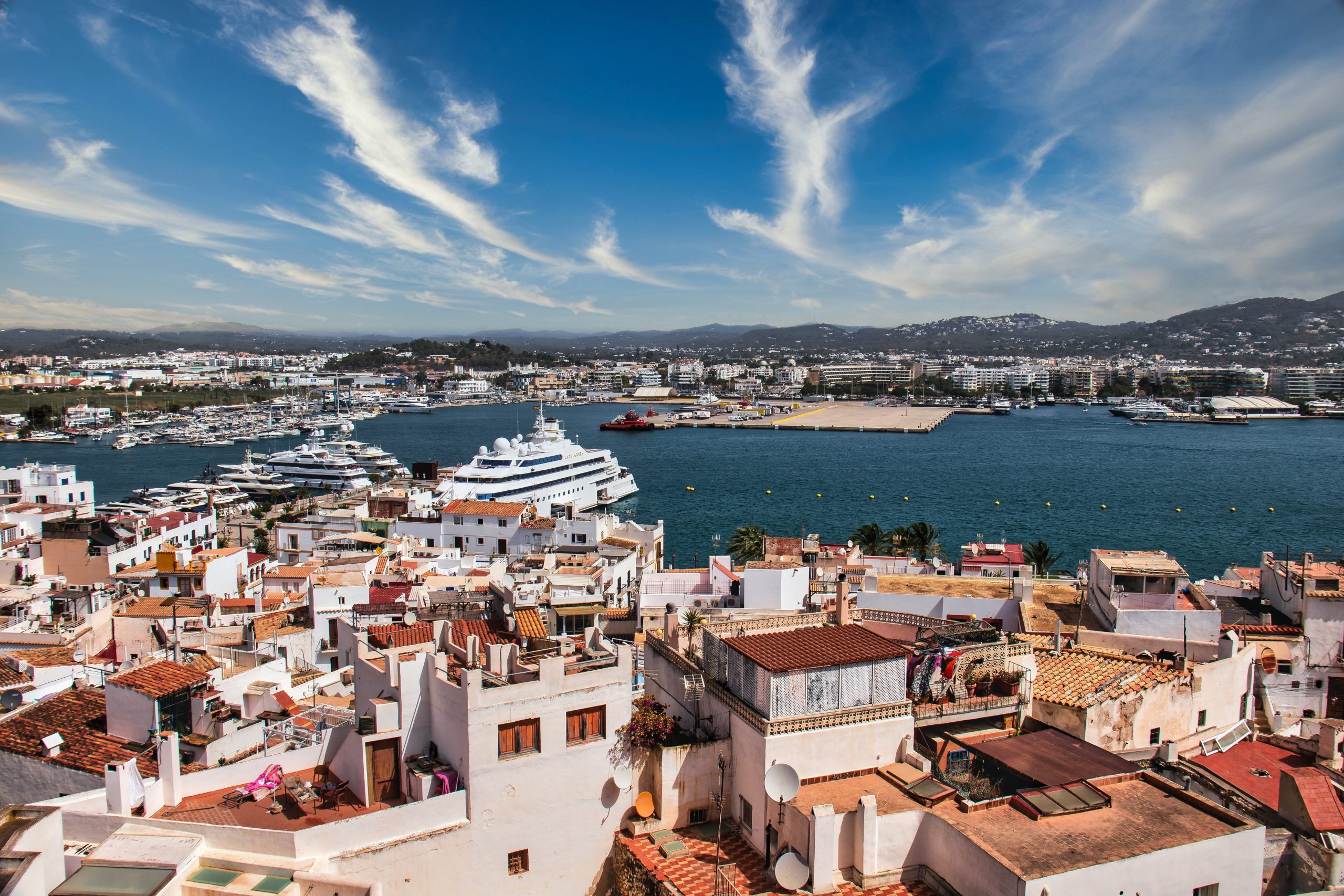 Qué ver en Ibiza, además de sus fiestas nocturnas: atracciones y lugares imperdibles de esta isla llena de discotecas