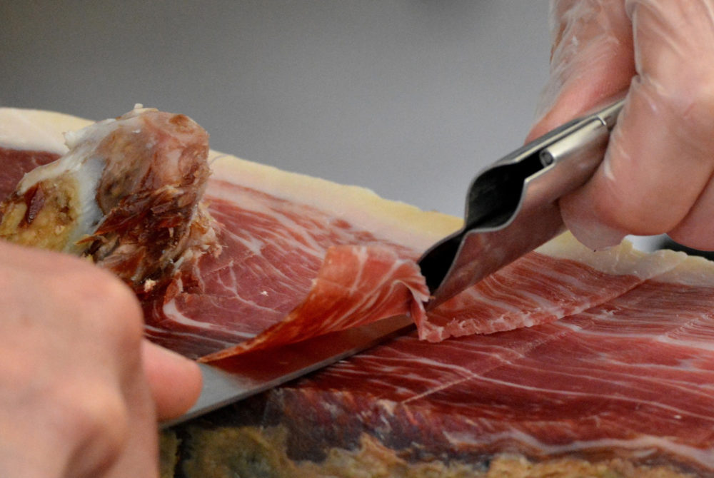 jamon-iberico-1000x670 - Este pueblito a 1 hora de Sevilla tiene un jamón ibérico premium que no olvidarás, un castillo y bonitas calles para recorrer