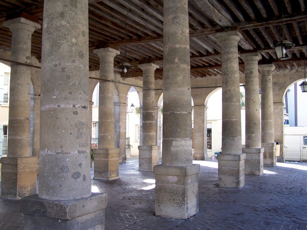 la-roche-guyon-sous-la-halle-1000x750 - 4 Pueblos Bonitos a menos de 100 kms de París para visitar durante los Juegos Olímpicos
