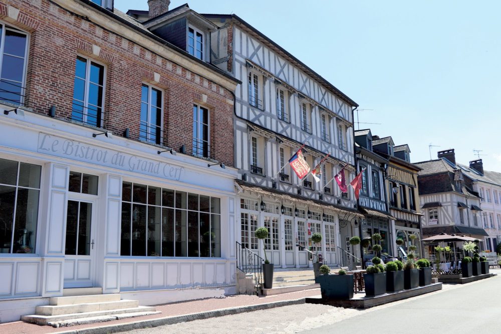 lyons-la-foret-facades-hotel-et-bistrot-du-grand-cerf-1000x667 - 4 Pueblos Bonitos a menos de 100 kms de París para visitar durante los Juegos Olímpicos