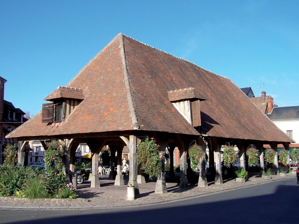 lyons-la-foret-halle-1000x750 - 4 Pueblos Bonitos a menos de 100 kms de París para visitar durante los Juegos Olímpicos