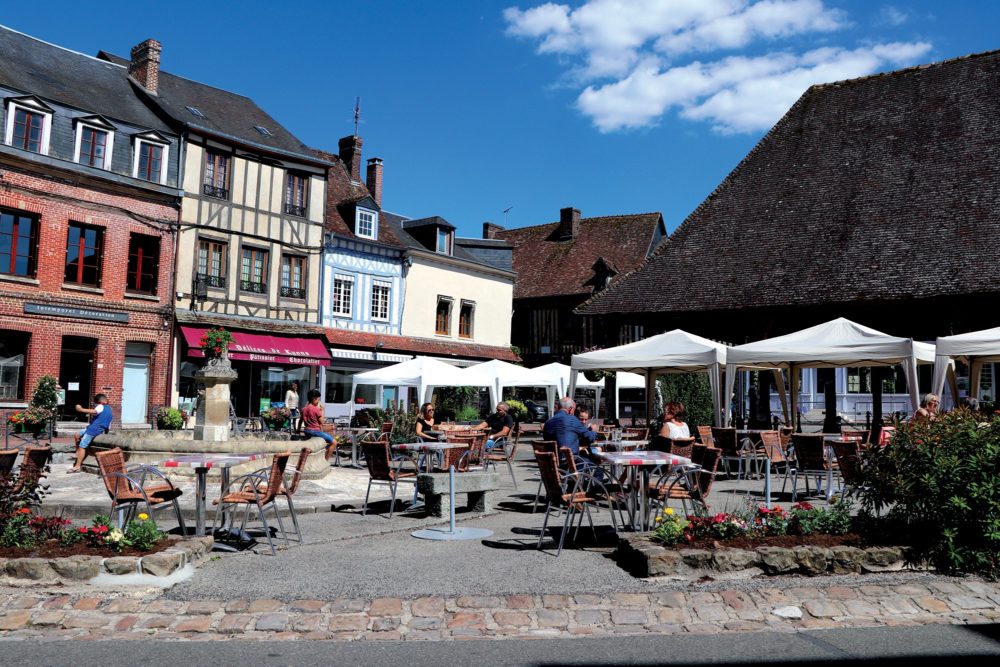 lyons-la-foret-place-1000x667 - 4 Pueblos Bonitos a menos de 100 kms de París para visitar durante los Juegos Olímpicos