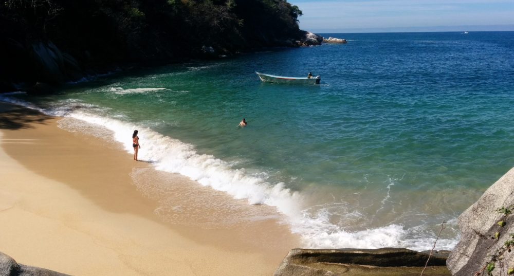 playa_colomitos_flickr_Dennis-Sylvester-Hurd-1000x537 - Es una de las playas más pequeñas y escondidas de México, tiene aguas verdes cristalinas y está a 50 minutos de Puerto Vallarta