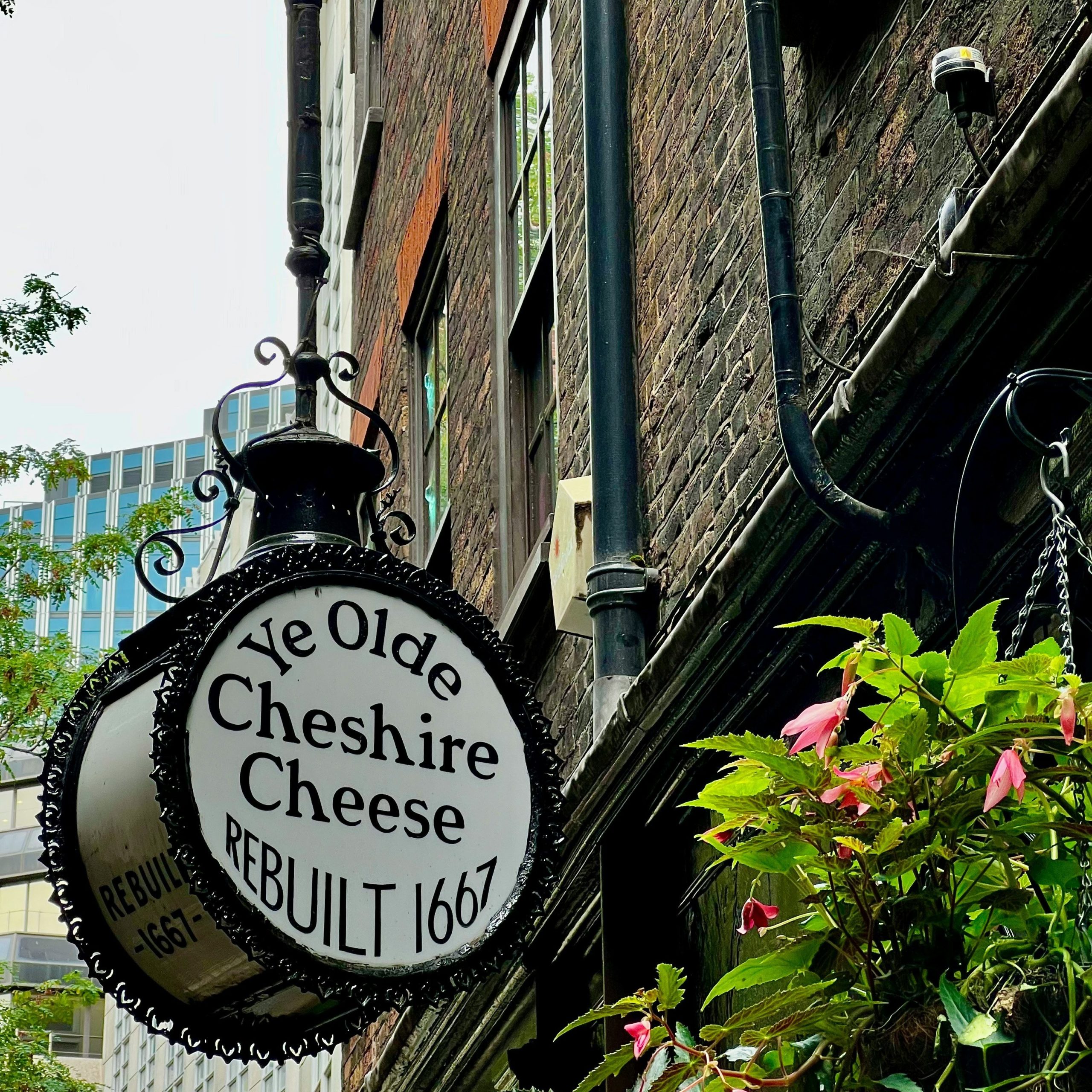 pubs_mas_antiguos_de_Londres_2-edited-scaled - Estos son 5 de los pubs más antiguos de Londres