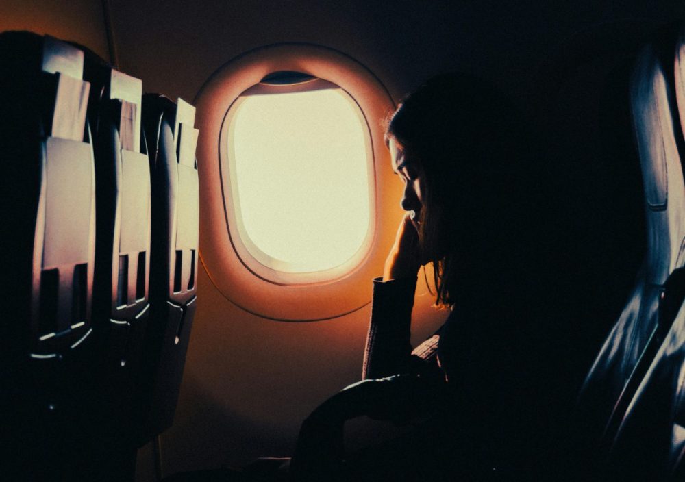 ¿Cómo dormir en un avión? El truco fácil y rápido de una psicóloga