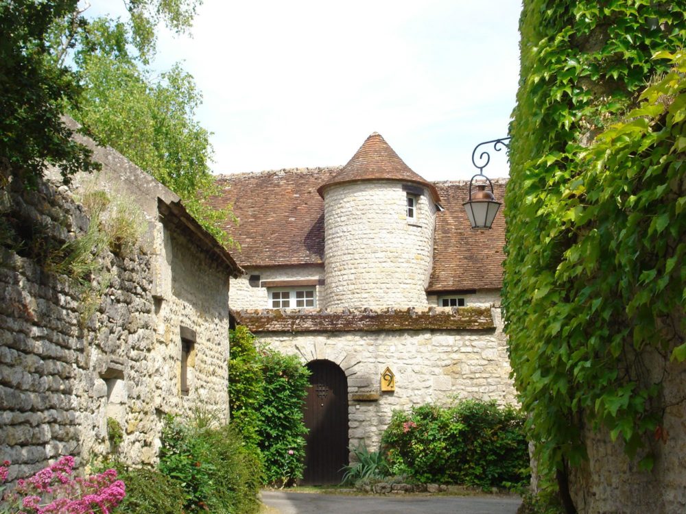 yevre-le-chatel-ambiance-rue-village-1000x750 - 4 Pueblos Bonitos a menos de 100 kms de París para visitar durante los Juegos Olímpicos