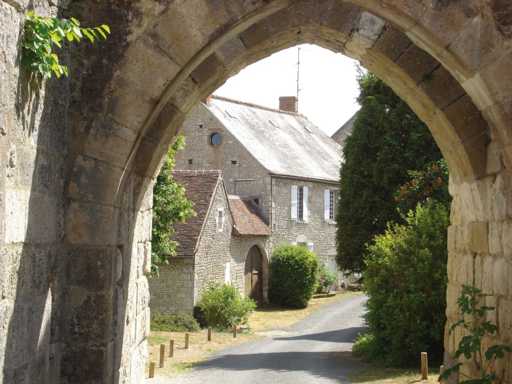 yevre-le-chatel-chatellenie-1000x750 - 4 Pueblos Bonitos a menos de 100 kms de París para visitar durante los Juegos Olímpicos