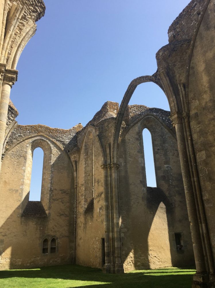 yevre-le-chatel-interieur-eglise-saint-lubin-749x1000 - 4 Pueblos Bonitos a menos de 100 kms de París para visitar durante los Juegos Olímpicos