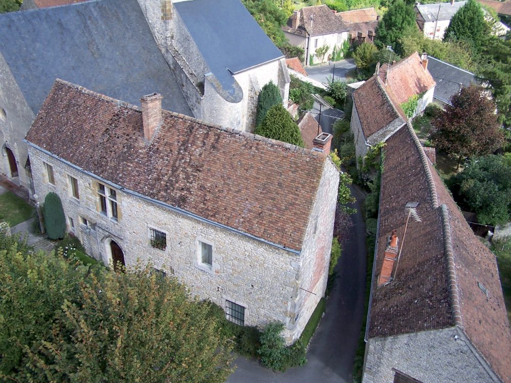 yevre-le-chatel-vue-sur-les-toits-1000x750 - 4 Pueblos Bonitos a menos de 100 kms de París para visitar durante los Juegos Olímpicos