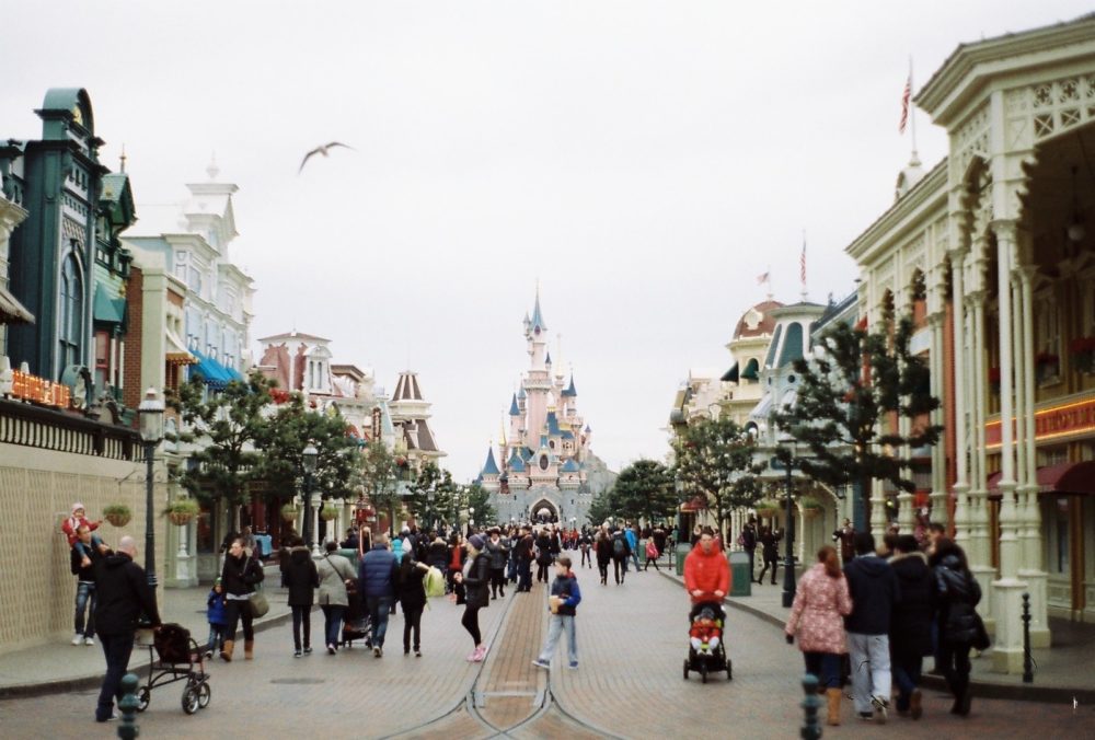 14022214305_28630c7799_h-1000x676 - Todas las tiendas de Disneyland París para comprar los productos exclusivos del mundo mágico