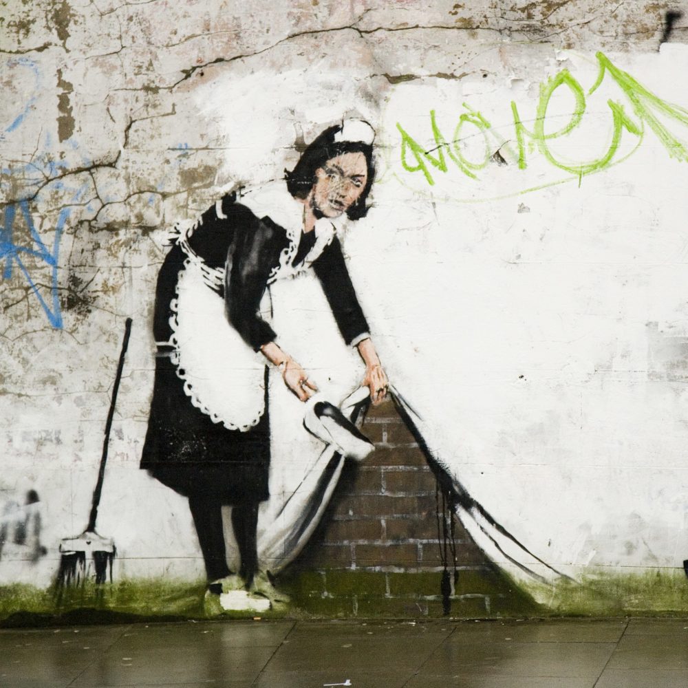 2048px-Bansky_street_cleaner_-_Chalk_Farm_1205714884-1000x1000 - Qué ver en el Museo Banksy de Barcelona, cuánto valen las entradas y horarios de visitas guiadas