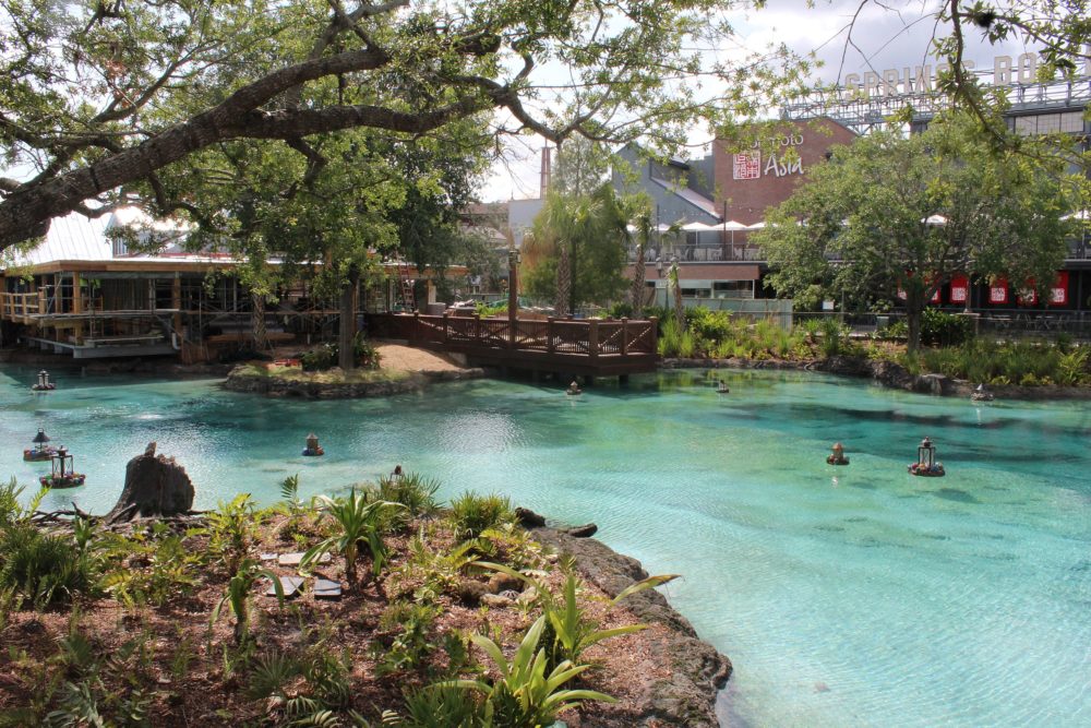 2560px-Springs_of_Disney_Springs_26531038654-1000x667 - El maravilloso nuevo espectáculo nocturno en Disney Springs con más de 800 drones que deslumbra a los más pequeños de la familia