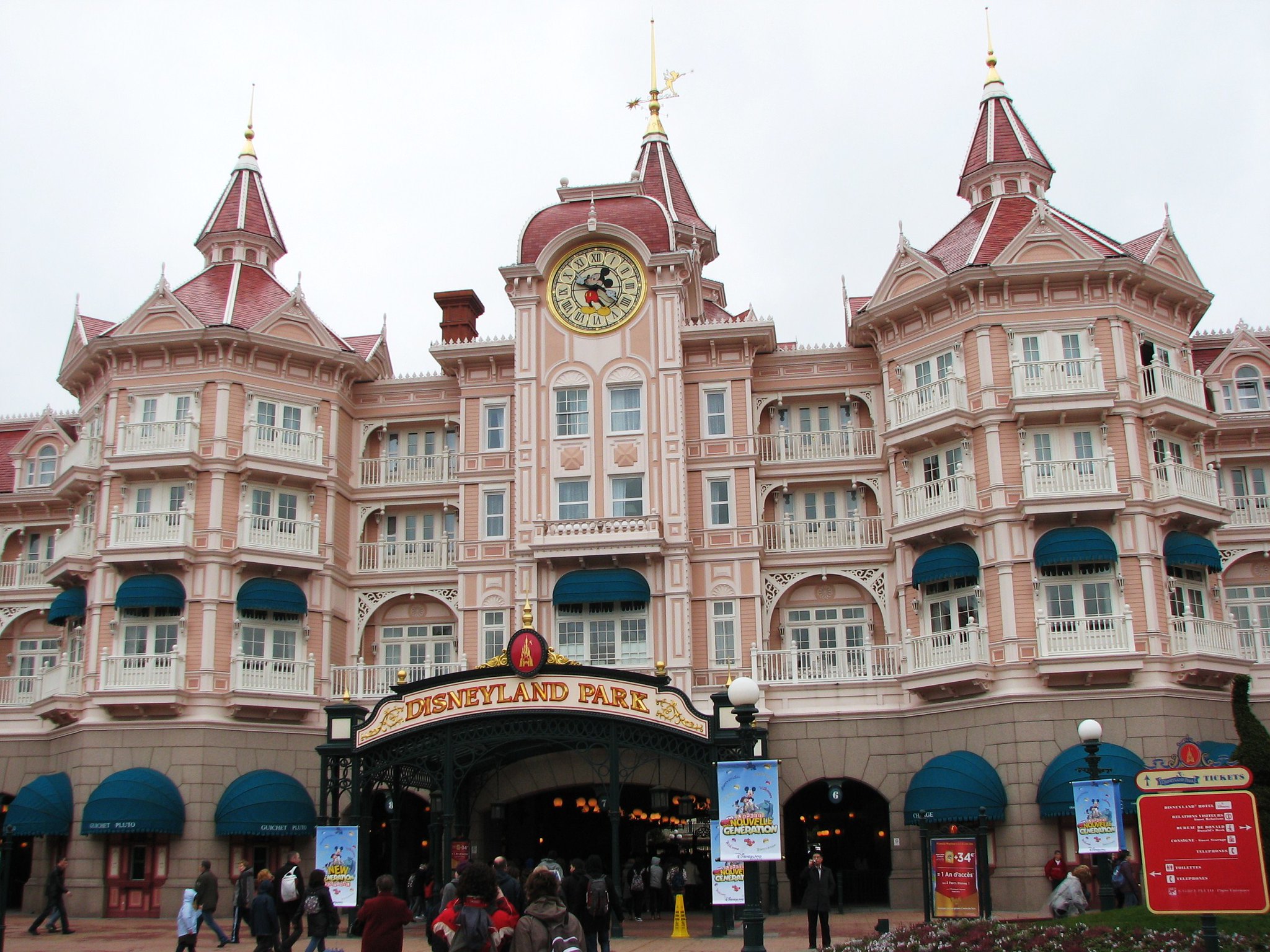 Cómo utilizar el autobús oficial Disneyland París Express: horarios, puntos de salida y guía bilingüe