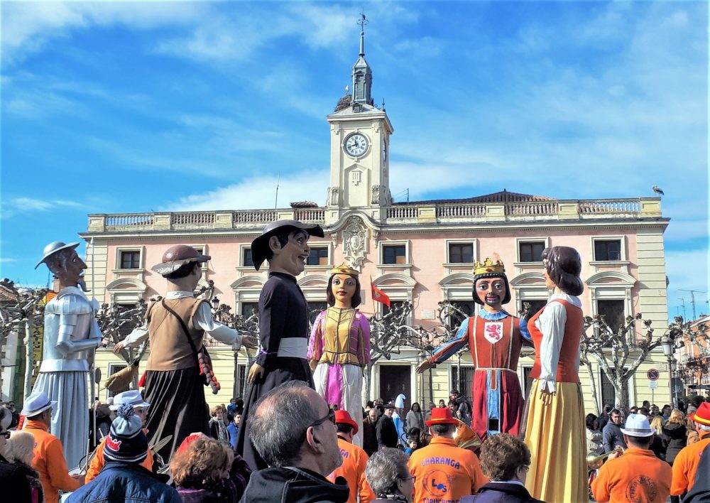 Alcala_de_Henares_RPS_11-02-2018_Comparsa_Cervantina_ante_el_Ayuntamiento-1000x708 - 7 escapadas de fin de semana a menos de 2 horas de Madrid