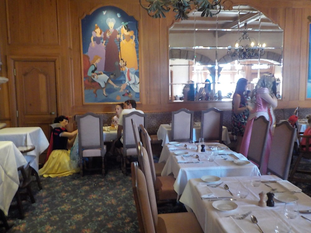 Auberge_de_Cendrillion_wikimedia_commons_Andreone93-1000x750 - Así puedes reservar un desayuno real con las princesas más conocidas en Disneyland Paris, en un elegante salón de banquetes medieval
