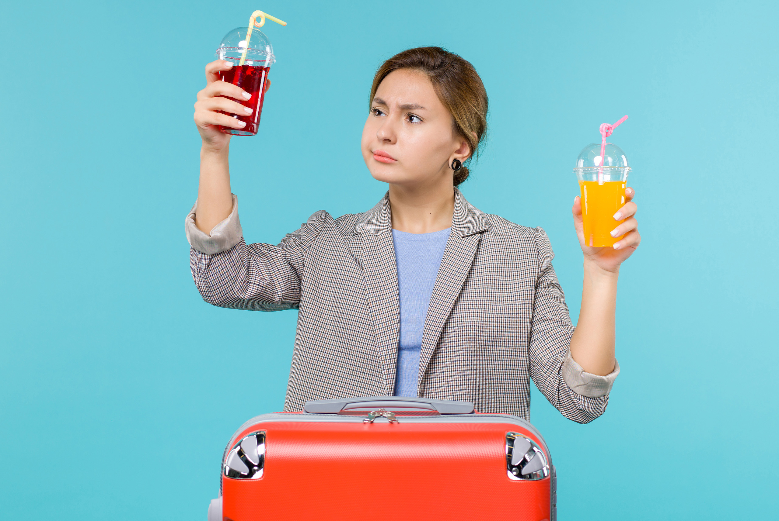 ¿Se pueden llevar líquidos y bebidas en avión?: cómo pasarlos