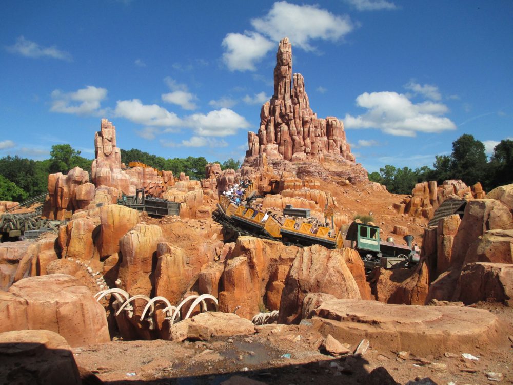 Big_Thunder_Mountain_Disneyland_Paris_wikimedia_commons_AmaryllisGardener-1000x750 - Las atracciones más fuertes de Disneyland Paris, no aptas para miedosos