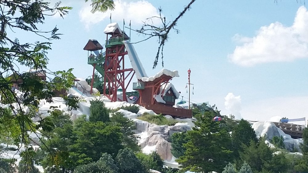 Blizzard_Beach_Disney_Water_Park_wikimedia_commons_Ivan-Curra-1000x563 - Las principales atracciones de Disney's Blizzard Beach: un divertido parque para disfrutar con los niños