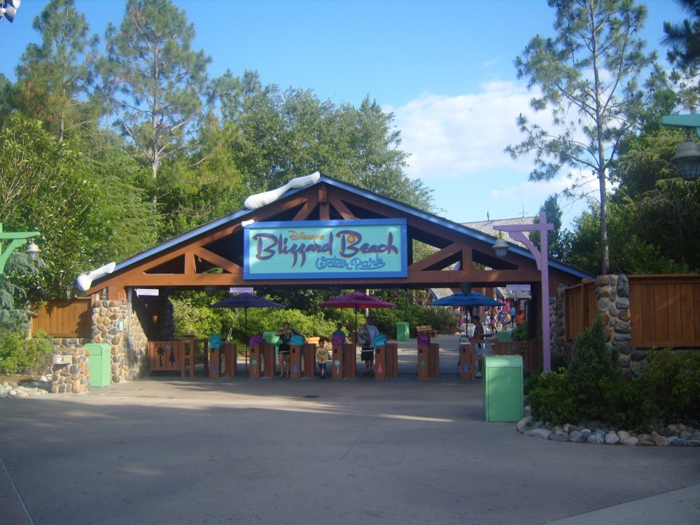 Blizzard_Beach_entrance_wikimedia_commons_JZ85-1000x750 - Las principales atracciones de Disney's Blizzard Beach: un divertido parque para disfrutar con los niños