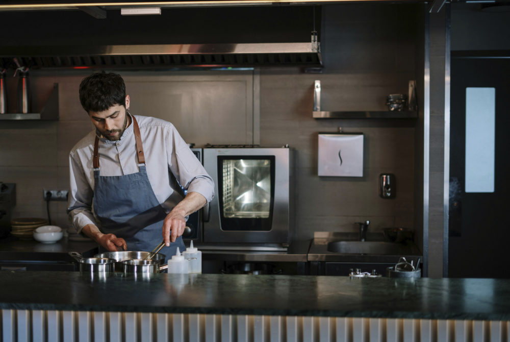 El bonito restaurante romántico y minimalista en Condesa en CDMX con platos de temporada perfecto para una cita romántica