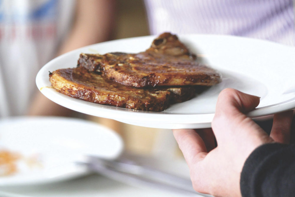 Chuleta-Cerdo-1000x670 - El bonito restaurante romántico y minimalista en Condesa en CDMX con platos de temporada perfecto para una cita romántica