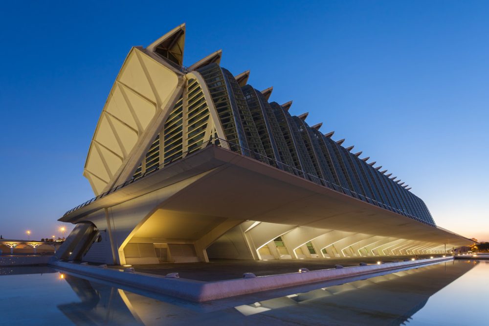 Ciudad_de_las_Artes_y_las_Ciencias_Valenciawikimedia_commons_Diego-Delso-1000x667 - 5 museos más visitados y populares de España que debes conocer