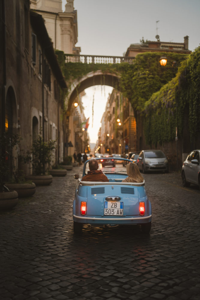 DLV_HURRY_UP_MARCELLO_2024_PH_CREDITS_PEDRO_DINIZ-141-667x1000 - Hotel de la Ville: descubre Roma con estilo en un auto vintage