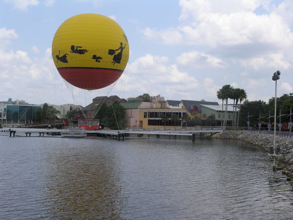 Disney_Springs_wikimedia_commons_Raman-Patel3-1000x750 - ¿Vale la pena Disney Springs?: todas las actividades y negocios para visitar