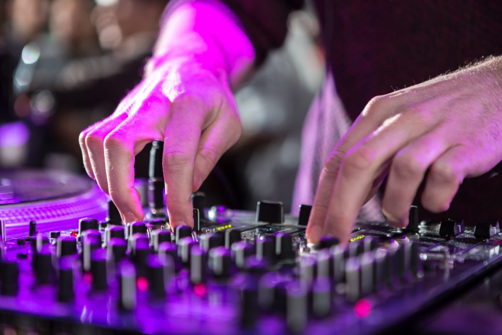 Dj-pixabay2-1000x667 - La propuesta alternativa de San Fermín para los más jóvenes en la Plaza de los Fueros: de qué se trata y qué artistas participarán