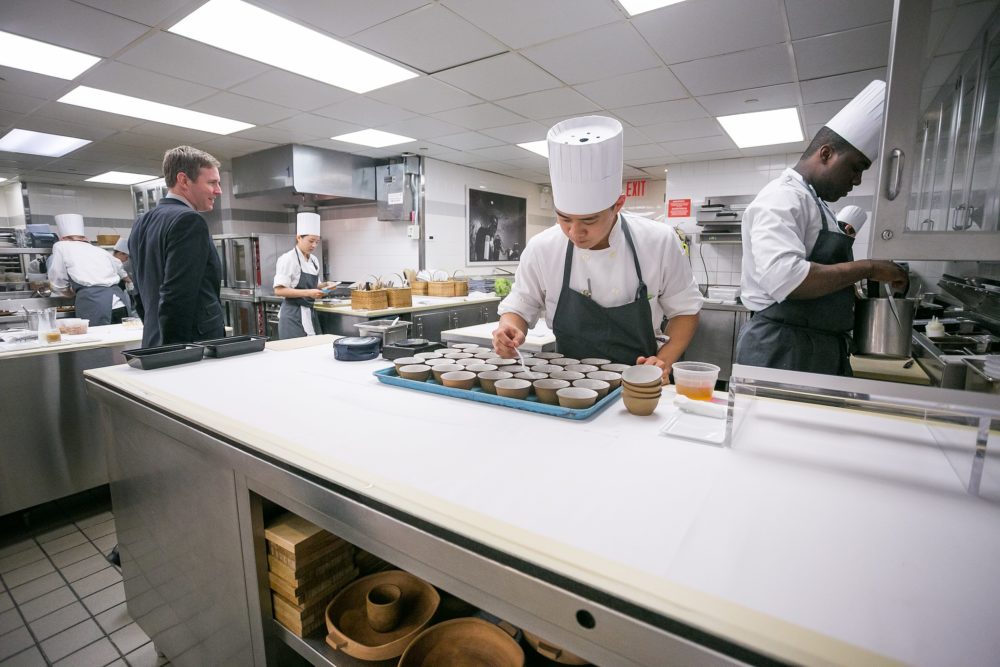 Eleven_Madison_Parks_wikimedia_commons_City-Foodsters-1000x667 - Los restaurantes con 3 estrellas Michelin en Nueva York para una cena excepcional en la Gran Manzana