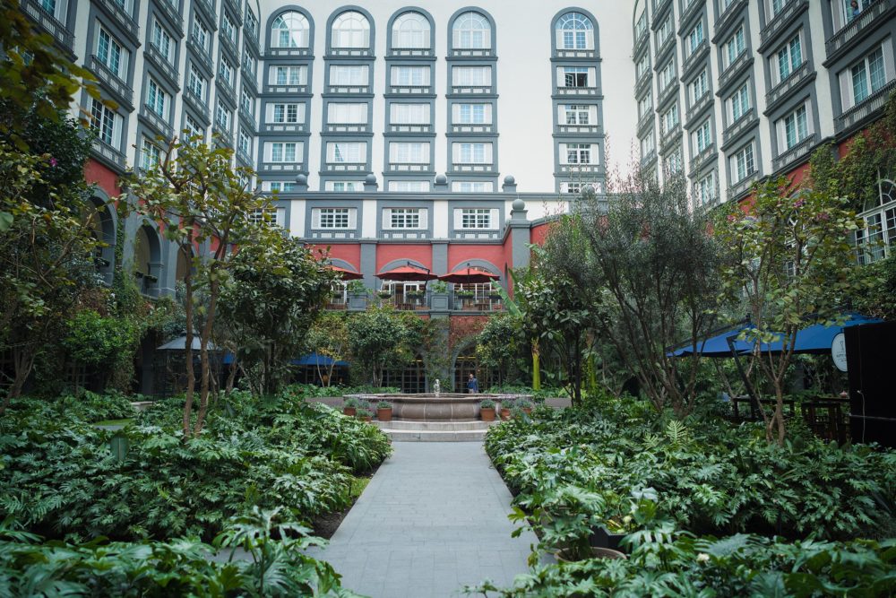 Four_Seasons_Hotel_Mexico_City_wikimedia_commons_Nan-Palmero-1000x667 - El bonito restaurante con terraza tranquila en un lujoso hotel de la CDMX con variedad de sabores de mar