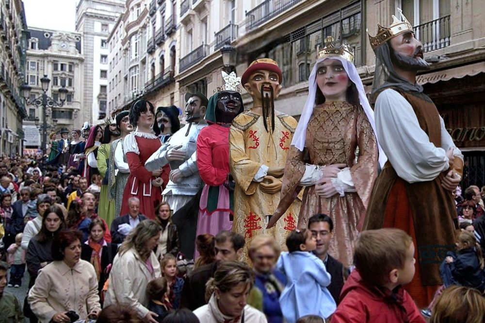 Gigantes_de_Zaragoza._Calle_Alfonso_I-1000x665 - San Fermín 2024: recorrido de la Comparsa de Gigantes y Cabezudos en cada día desde el 6 al 14 de julio