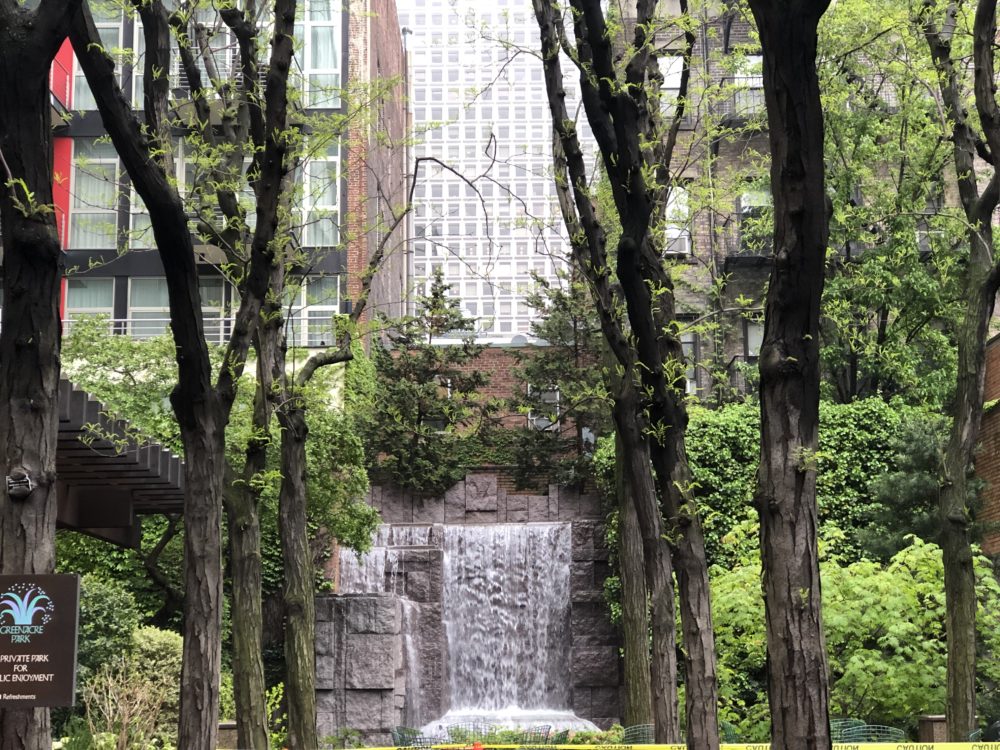 Greenacre_Park_1-1000x750 - El encantador parque escondido en Midtown en Nueva York que casi nadie conoce y tiene una bonita cascada que es perfecto para una pausa de café