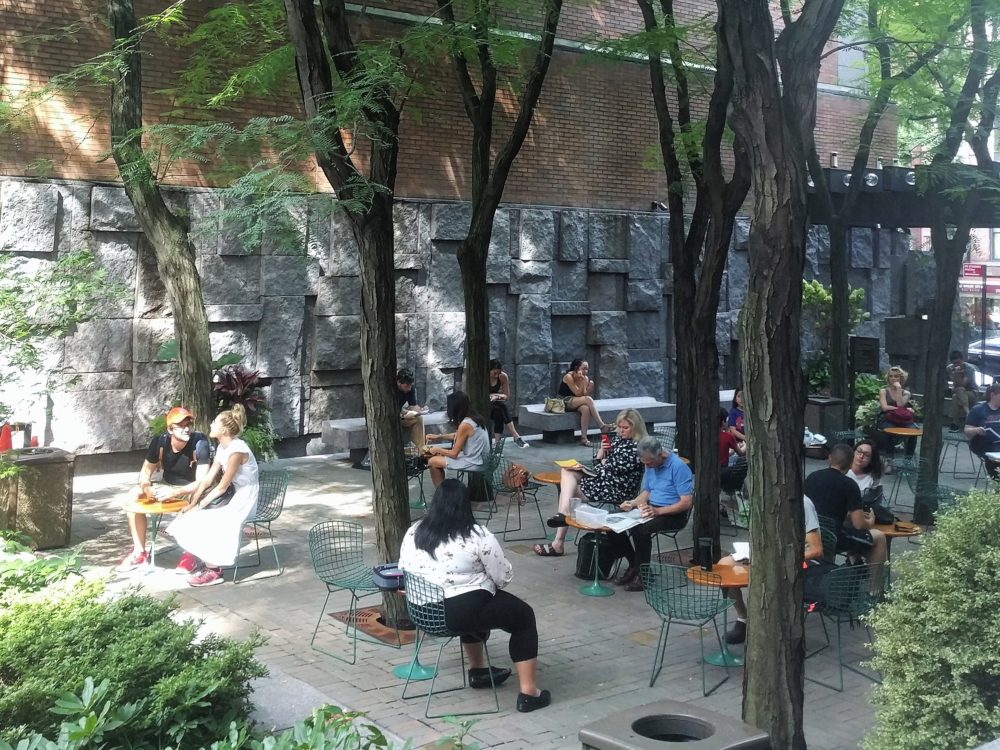 Greenacre_Park_from_platform_jeh-1000x750 - El encantador parque escondido en Midtown en Nueva York que casi nadie conoce y tiene una bonita cascada que es perfecto para una pausa de café