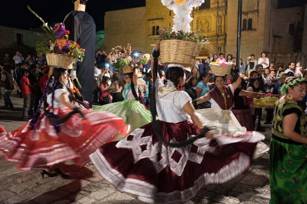 Guelaguetza-wikimedia-commons-jose-maria-gonzalez-1000x667 - Qué es y en qué consiste La Guelaguetza