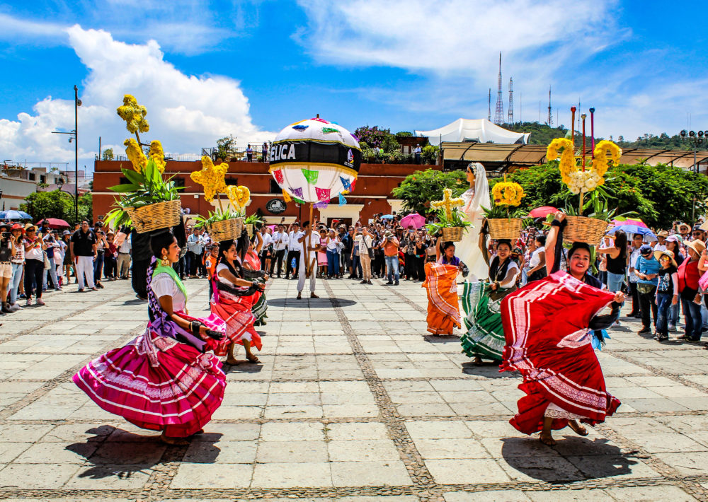 Guelaguetza_2019-1000x710 - Los Pueblos Mágicos de Oaxaca para visitar este verano 2024 y qué actividades hay en cada uno