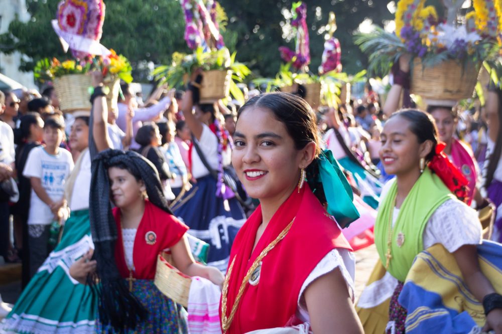 Guelaguetza_wikimedia_commons_Bernardojbp4-1-1000x666 - Origen de La Guelaguetza, su vestimenta tradicional y bailes típicos