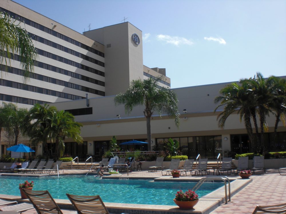Hilton_Walt_Disney_wikimedia_commons_GinoKolle-1000x750 - Qué son los Hoteles Good Neighbor de Walt Disney World y por qué son más económicos