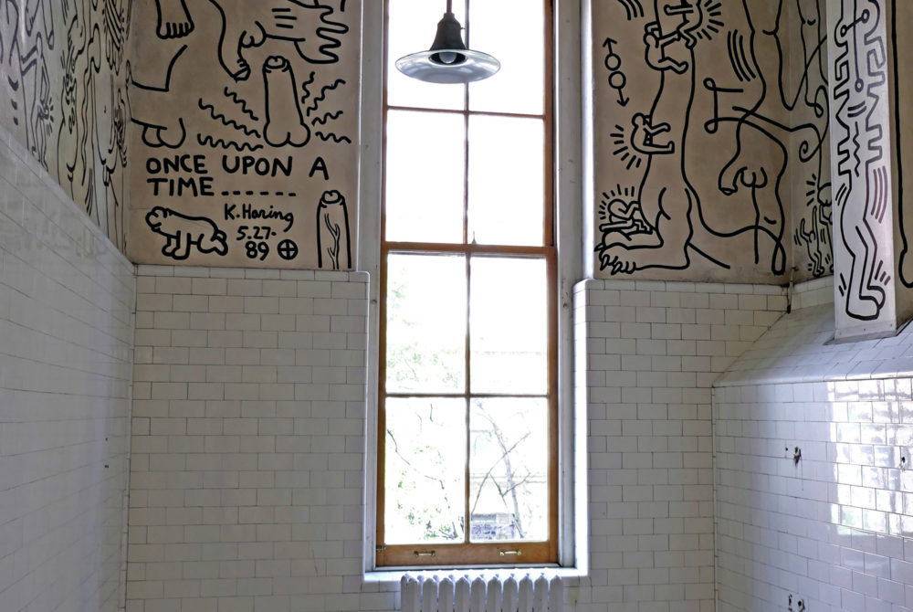 Keith-Haring-1000x670 - La obra de arte escondida en un edificio de Greenwich Village en Nueva York que casi nadie conoce y es de un importante artista de los 80